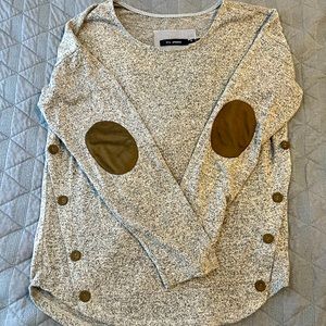 Women’s Medium Blu Pepper light sweater with buttons and patch sleeves